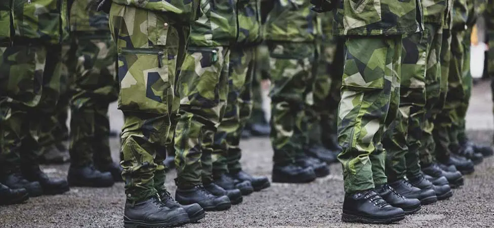 Uppställda militärer.