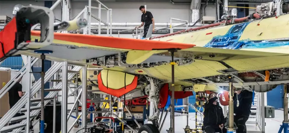 Arbetare vid ett flygplan.