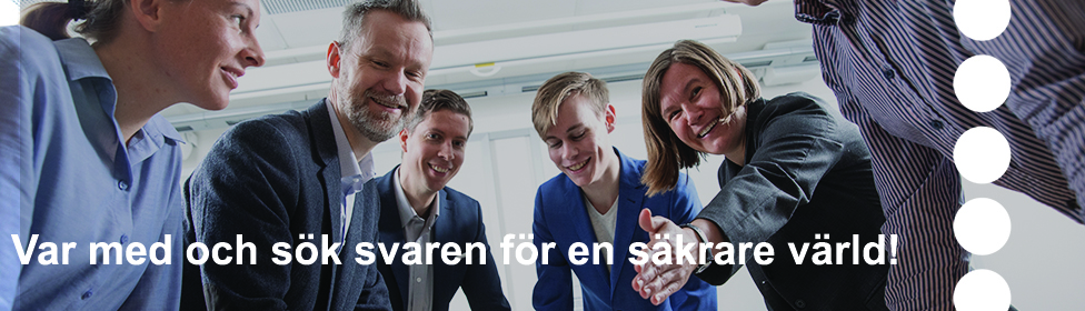 Personer som spelar spel vid ett bord