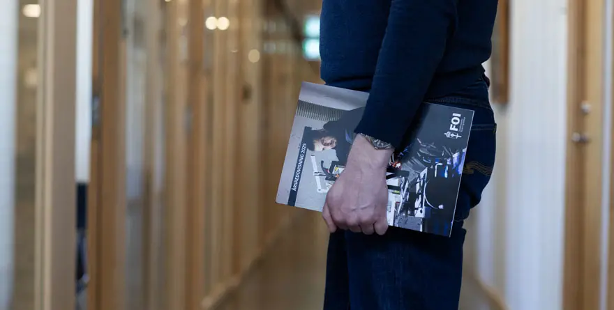 Person sitter i stol och läser