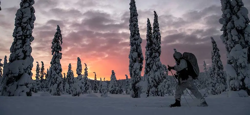 Soldat i skidspår.