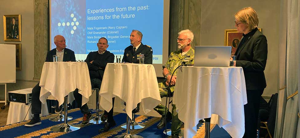 Fem experter på en scen.