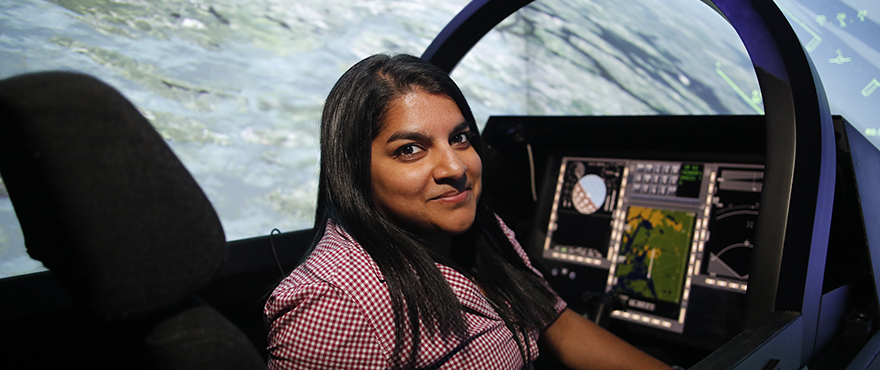 Kvinna i flygsimulator.
