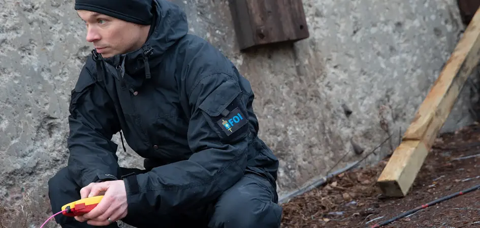 Man i flygsimulator.