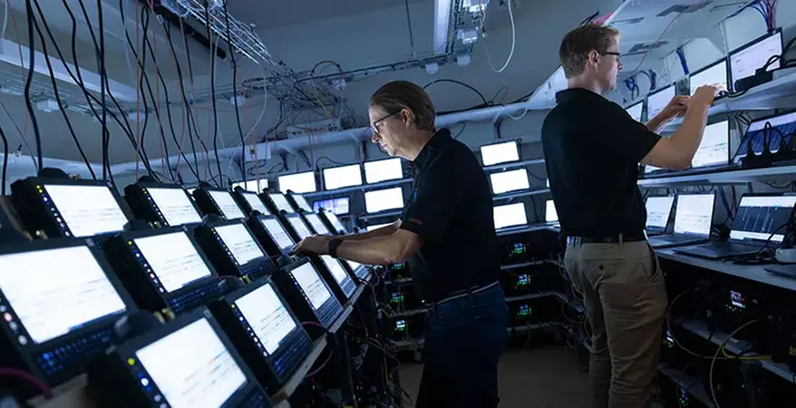 Forskare i labb med skärmar