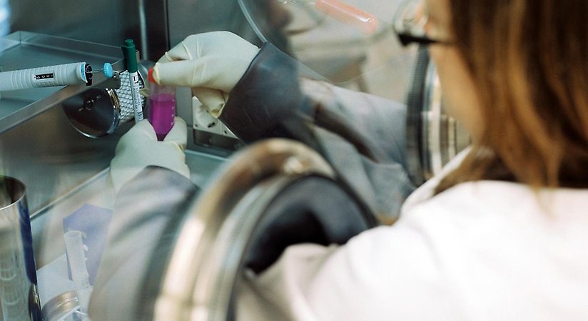 Två män som jobbar med en drönare.